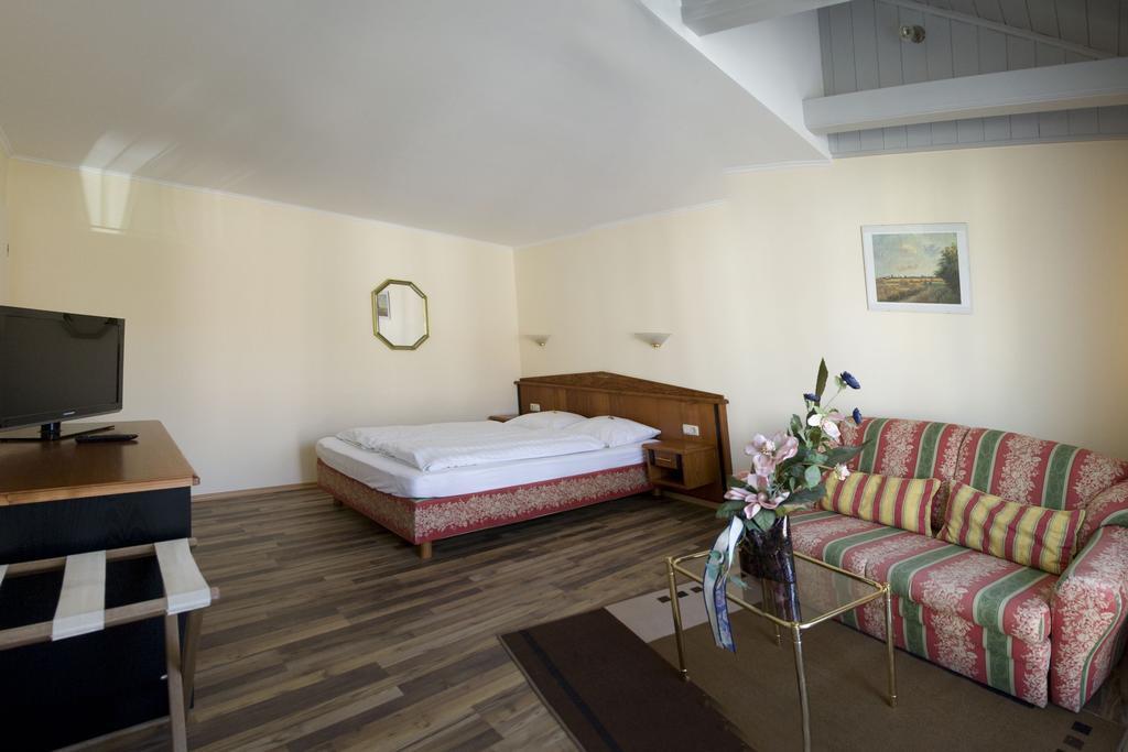 Aparthotel Landau An Der Isar Habitación foto